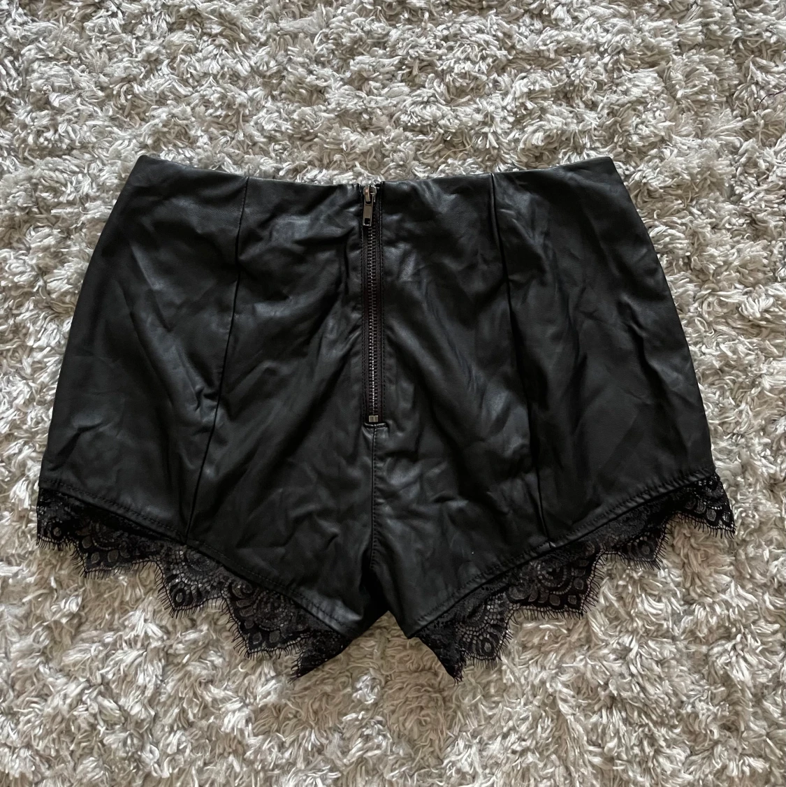 LÄDER SHORTS 38 STORLEK DIVIDED BY H&M 🖤 - 90