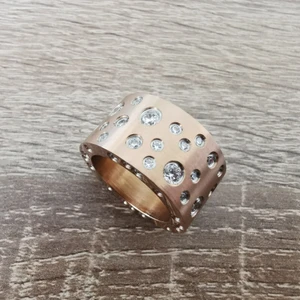 Edblad ring - Edblad ring matt Rosé  Rosé färgad med strass stenar över hela ringen Den är inte repig Den är i fint skick 16mm innermått diameter Från kant till kant på utsidan 23mm