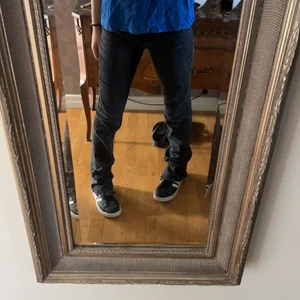 Zara jeans 32 - Säljer ett par svart gråa jeans från zara med slit💕 jag är 162 och dem sitter jätte bra på💕 säljer bara för att jag har tröttnat på jeansen tyvärr💕 men köpte dem för 399kr och tänker sälja de för 260kr och köpstarkt för 350kr frakten får man betala själv💕