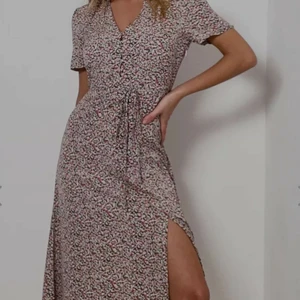 HALF BUTTON MIDI TEA DRESS - Säljer denna somriga långklänning med slit från Missguided *HELT OANVÄND BARA PROVAD* pga liten storlek och kunde inte lämna tillbaka💞 är i storleken EU 46 (men är liten i storleken), säljer för 270+frakt orginalpris 500kr hör av er om eventuella frågor 💞💞