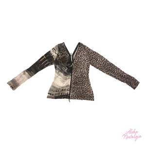 Y2K cardigan leomönster 🧸 - Älskar denna cardigan som känns så 2000tal 🐬🍭 dragkedjan går hela vägen runt så man kan vara väldigt kreativ i hur man villl bära upp den 🥨