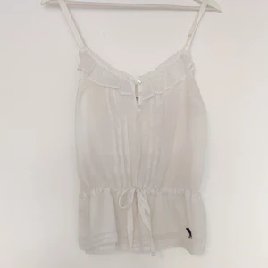 Linne/blus från Abercrombie & Fitch - Gulligt linne från Abercrombie & Fitch storlek S. Säljer pga för liten, väl använt linne. Snöre i midjan