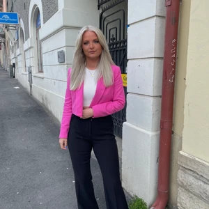 Rosa kavaj  - Hej! Säljer denna croppade rosa kavajen från zara. Använd cirka 3 gånger. Säljer för 150kr + frakt :)