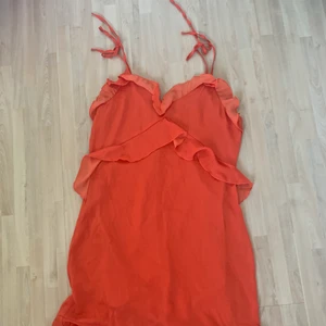 Volangklänning från ivy revel - Har för många klänningar så måste få bort några:( säljer denna jättefina oranga klänning från ivyrevel med små volanger, hittar ingen strl men skulle uppskatta den som en 36/38, men funkar på både större och mindre eftersom man knyter banden, men det är beroende på hur man vill att den ska sitta