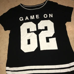 Black T-shirt sports theme  - Svart T-shirt med vitt tryck. Enkel svart baksida. Bra skick, knappt använd. Väldigt mjukt tyg. 