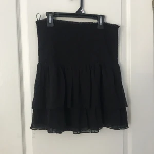 Gina tricot kjol - En knappt använd Gina tricot volangkjol. 