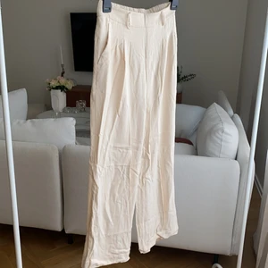 Superfina linne-liknande byxor  - Superbekväma! Kostym-liknande framtill med veck framtill och kostymfickor (detaljer) baktill. Enda är att en skärp-del är sliten. Annars perfekt skick! Säljer då de är för små för mig.