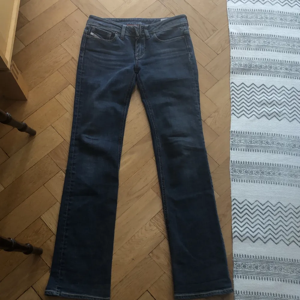 Jätte fina Lågmidjade diesel jeans som ha en fin fick detalj där bak med lock, dom är Lågmidjade och är i storlek w26 L32, motsvarar ungefär storlek 34/36, jag har vanligtvis storlek 26 i jeans eller 34/36. Jeans & Byxor.