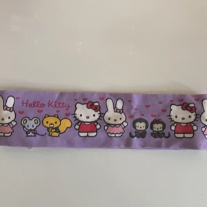 Hello kitty hårband - Sött hello kitty hårband som är köpt för länge sedan. Har endast liten tråd som hoppat upp (kolla 2 bild vid musen). Men knappt något som märks. Köparen står för frakten! 💗