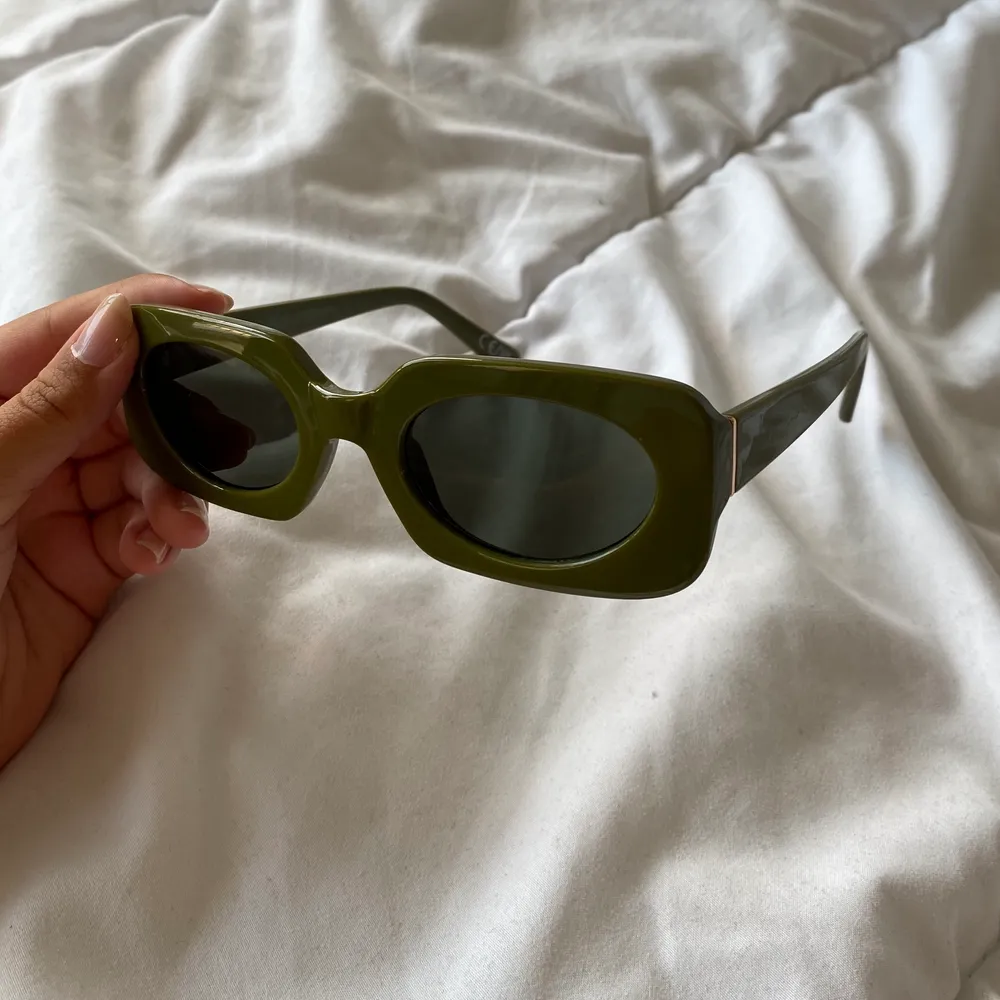 Helt nya häftiga mörkgröna solglasögon. Älskar dem men blir tyvärr inte använda. Endast testade hemma så i nyskick! Frakt på 48 kr tillkommer 💚. Accessoarer.