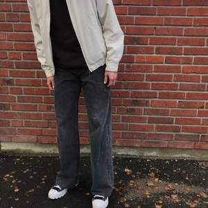 Monki Yoko jeans i strlk 33🤝 sitter bra på mig som är 180 ish🙏fraktar 