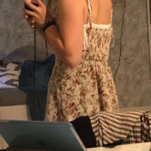 Klänning - Köpt på SHEIN i storlek S, den är jätte fin men jag har aldrig använt den och tycker inte om klänningar så mycket så säljer den gärna 