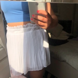 Plisserad kjol  - Snygg vit plisserad kjol som är superfin och har väldigt gott skick💞 Använd 1 gång💞❤️