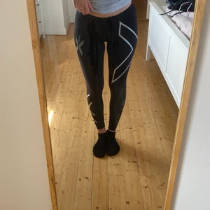 2XU Tights - Väldigt sköna träningstights från 2XU. Använda en hel del men även dessa i gott skick ändå. Kan skickas mot att du står för frakten! 