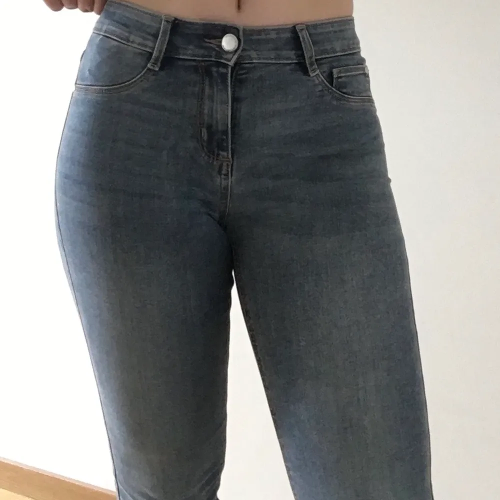 Blå mid-waist jeans, passar både S och XS. Dem är i god skick och är stretchiga.. Jeans & Byxor.