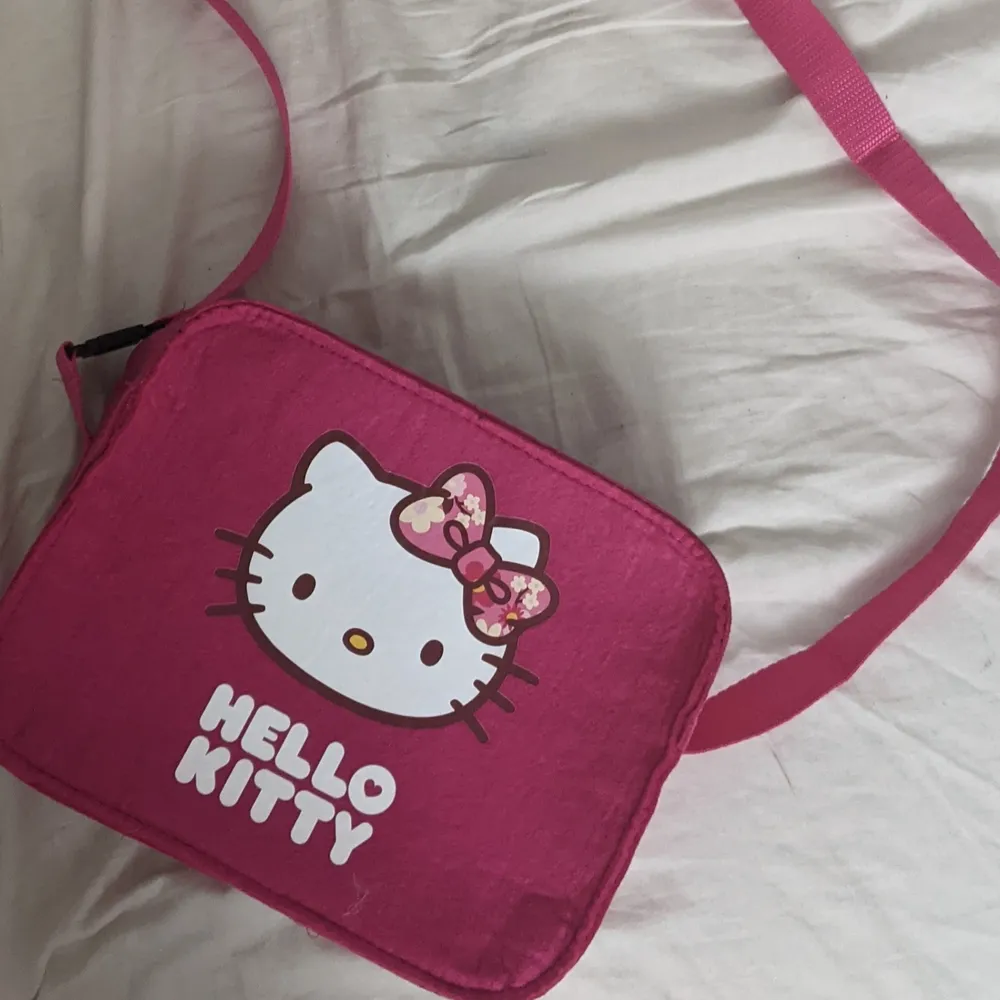 💖 SÅ SÖT rosa hello kitty axelremsväska 💖 den är så fin och bekväm men kommer tyvärr inte till användning! den är i perfekt skick och är rymlig och bra kvalite, kan skicka mått om någon är intresserad 💖 . Väskor.