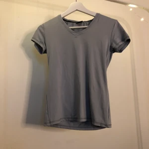 Tränings tröja  - En blå tränings töja ifrån Freddy i stl m men är lite liten i storleken så passa en s 