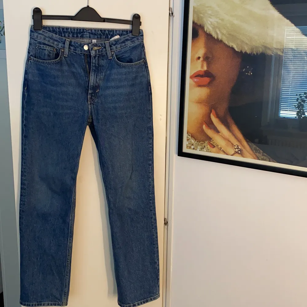 Raka blåa jeans från Weekday. Modell Voyage, är använda fåtal gånger. Säljer pga storleken inte passade. Skick 9/10, Storlek: Midja-27 Längd-28. Originalpris är 500kr. Köparen står för frakt.. Jeans & Byxor.