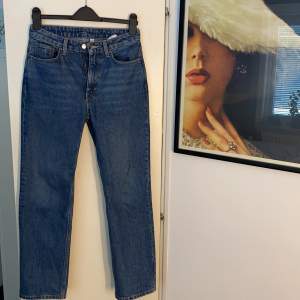 Raka blåa jeans från Weekday. Modell Voyage, är använda fåtal gånger. Säljer pga storleken inte passade. Skick 9/10, Storlek: Midja-27 Längd-28. Originalpris är 500kr. Köparen står för frakt.