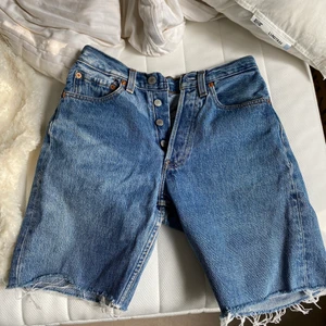 Levis shorts  - Avklippta 501or fett snygga 😍😍 W26L30 passat perfekt på mig som 34a 