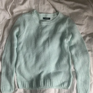 Turkos/mintgrön stickad Vila tröja storlek XS - Superfin stickad tröja i från Vila som inte passar. Färgen är svår att få på bild men turkos/mintgrön som man ser på första bilden. Gott skick! (Fraktkostnad ingår ej i priset)