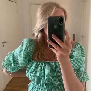 Topp - Supersöt topp från hm som aldrig har kommit till användning. Senaste gången jag kollade så var den slutsåld 💕passar både mindre och större storlekar då den har resårband 💕