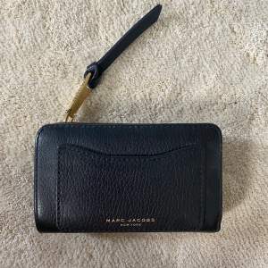 Jättefin svart plånbok från Marc Jacobs med guldiga detaljer. Fint skick.