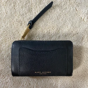 Marc Jacobs Plånbok - Jättefin svart plånbok från Marc Jacobs med guldiga detaljer. Fint skick.
