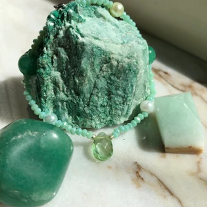 Jade armband - Ett handgjort armband gjord av mig! Jade stödjer oss att förverkliga våra möjligheter, vara tålmodiga och trogna vårt mål. Den utstrålar både kraft, stillhet, makt, frid och inre harmoni.  Jaden är kejsaren bland stenarna och påminner oss om jordens rikedom och storhet och att vi rymmer denna storhet och denna rikedom själva samtidigt som vi är en del av den. Du är den kärleksfulla kejsaren i ditt eget rike. Stjärntecken: Väduren, Tvillingarna, Oxen och Vågen Chakra: Hjärtat 🌙💚🍀