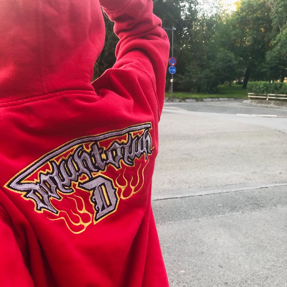 Röd Zip up hoodie med tryck på❤️‍🔥 | Plick Second Hand