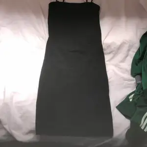 En svart tajt klänning från gina tricot i storlek xs