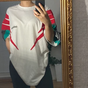 vintage tshirt  - Vintage T-shirt från Adidas i fint skick. Den är ovetandes så skulle säga att storleken är mellan L och XL men det beror på hur man vill att den ska sitta:) den är luftig och väldigt skön, säljs pga inte används längre 