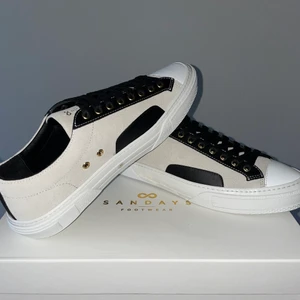 Sandays beigeblack colorway mocka - Sandays BeigeBlack mocka skor till salu! 2000 sek, nypris 2200. Strl: 44. Skorna är helt oanvända, har inte ens provat dem så skambud undanbedes, kvitto finns! 