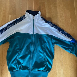 Asics jumper - Använd några gånger, väldigt bra skick, köpt på humana för 400kr.