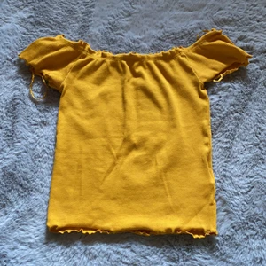 Gina Tricot topp strl XS - En off shoulder topp från Gina Tricot i storlek XS! Lappen är fortfarande på, jag har bara provat plagget ett par gånger men aldrig känt att jag har fått användning av det. 