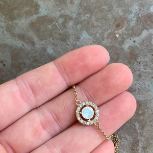 Oanvänd Lily and Rose armband - Aldrig använt detta fina armband från Lily and Rose, i mitten är pärlan lite dimmigt vit! Många nivåer på kedjan så man kan justera längden efter storlek❤️