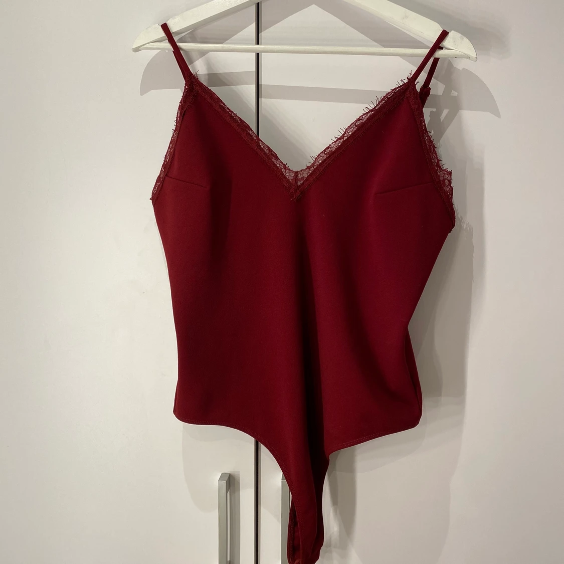 Vinröd bodysuit med spets