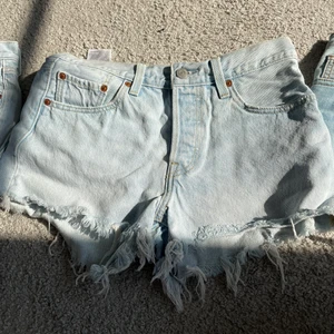 Levis shorts - 2 levis shorts och ett par från hm alla säljs för 250 kr sammanlagt eller 100 kr st