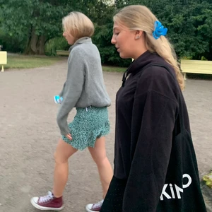 Söt sommarkjol - Supersöt sommarkjol från H&M, köpt förra sommaren men endast använd 4 gånger, TOPPSKICK!💗 Fler bilder kan skickas vid intresse💕 Passar både 34 och 36! Pris går att diskutera