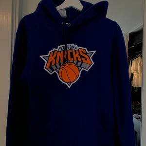 Hoodie - Blå hoodie från NBA store i New York (köpt i new york) bilden är lite mörk
