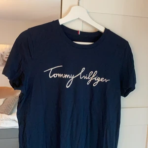 Tommy hilfiger T-shirt  - Marinblå Tommy hilfiger T-shirt i storlek M. Använd en gång💜💜💜