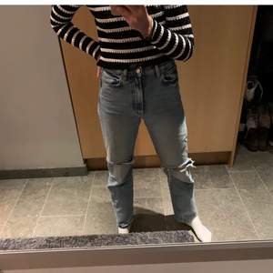 (Lånad bild!!) Jättefina jeans köpta här på Plick. Passade inte mig så är tyvärr tvungen att sälja dom. Är i storlek 34 men passar även en 36🤍sömmarna längst ner är sprättade.