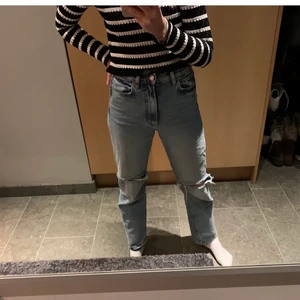 Jeans - (Lånad bild!!) Jättefina jeans köpta här på Plick. Passade inte mig så är tyvärr tvungen att sälja dom. Är i storlek 34 men passar även en 36🤍sömmarna längst ner är sprättade.