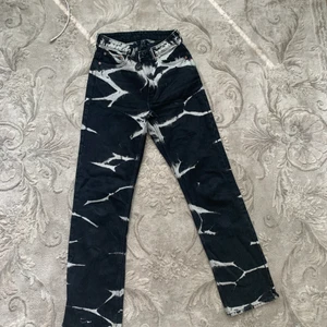 Weekday voyage jeans  - Weekday jeans, storlek 27/32. Passar 36/38. Skickar flera bilder om önskat. Gjort en öppning längst benet, se bilderna bredvid  