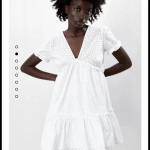 Zara klänning - Säljer en jättefin helt oanvänd klänning ifrån Zara i storlek S, som tyvärr inte gick att skicka tillbaka pga råkade radera bekräftelse mailet💓Aldrig använd så därav i nyskick! Ny pris 399kr mitt pris 300kr