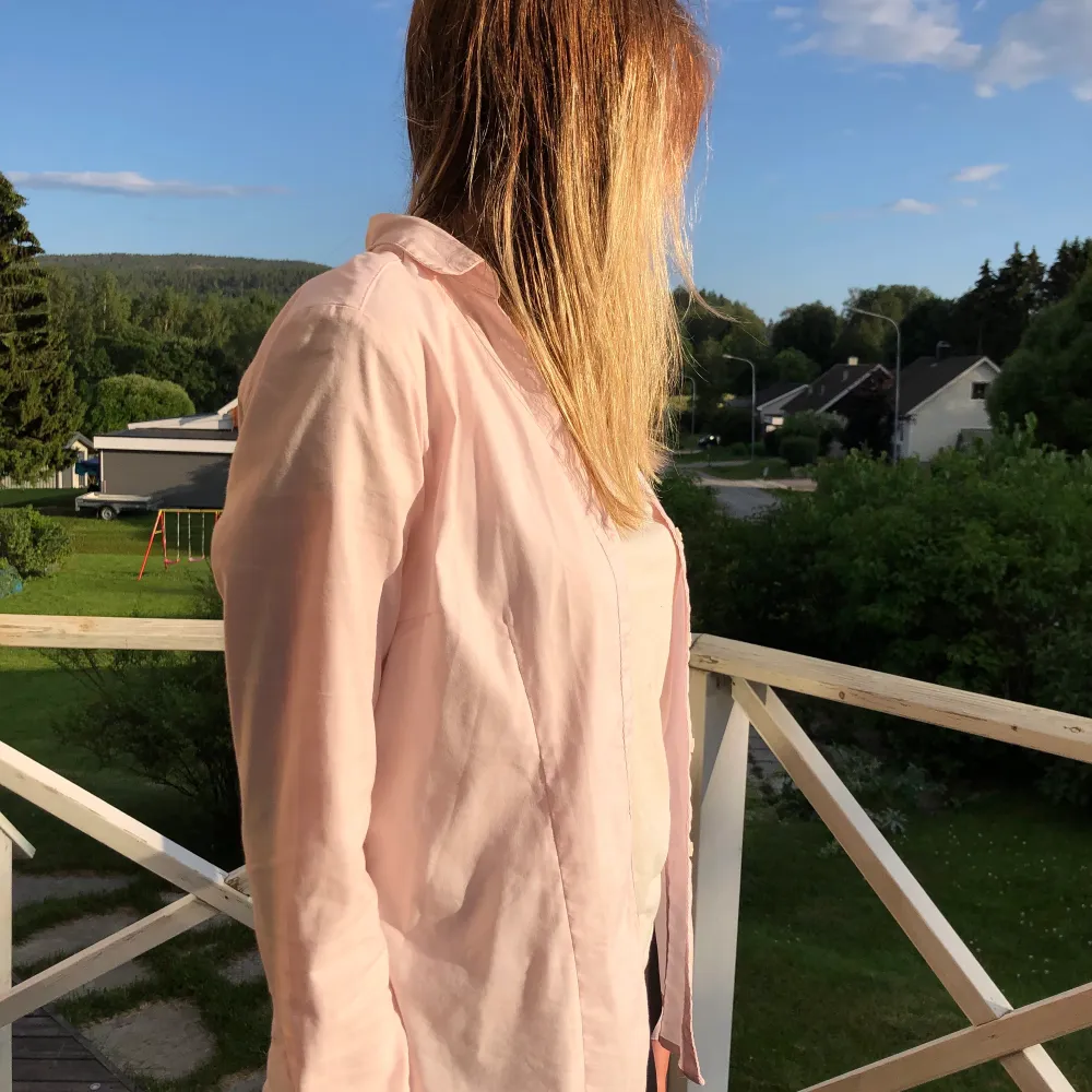 Jättefin rosa skjorta från HM men som tyvärr inte används längre💕💕. Tröjor & Koftor.