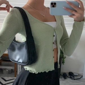 Shein väska - Säljer en svart väska från shein. Har aldrig blivit använd så den är i nyskick. Hör av er ifall ni är intresserade eller har frågor!💜