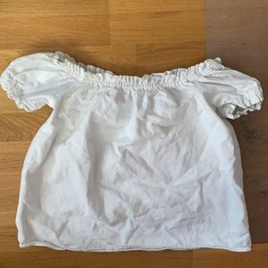 Off shoulder topp - Fin vit off shoulder topp, frakten tillkommer på 50kr❤️