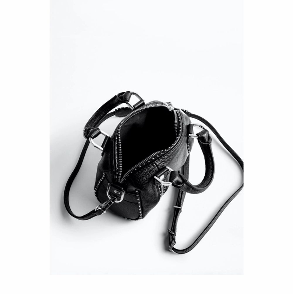 (Är öppen för byten) (har över 100 meddelande så hinner inte svara alla) säljer eller helst byter min zadig Voltaire väska sunny bag somr ny skick! Kan byta mot, kurt geiger, valentino, stella väska. OBS kan betala mer såklart om väskan är dyrare. Väskor.