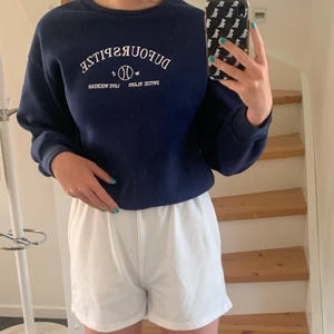 Sweatshirt - Säljer denna sweatshirt, den är i XS och lite liten på mig, den är lite nopprig därav priset💗